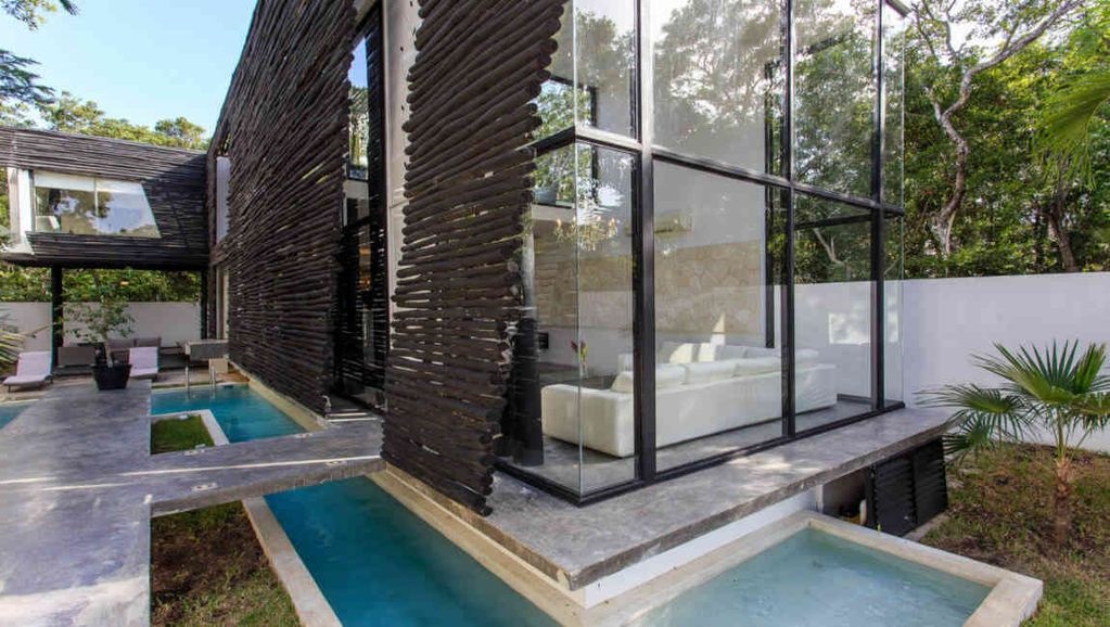 Comfortable Home with Spacious Interiors, Large Garden, Terrace with Jacuzzi and Pool.