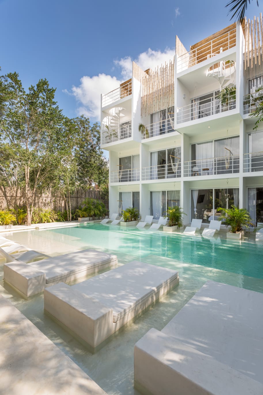 Studio swim up in splendid development